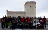 Foto del grupo de asistentes ante el castillo de Arévalo.